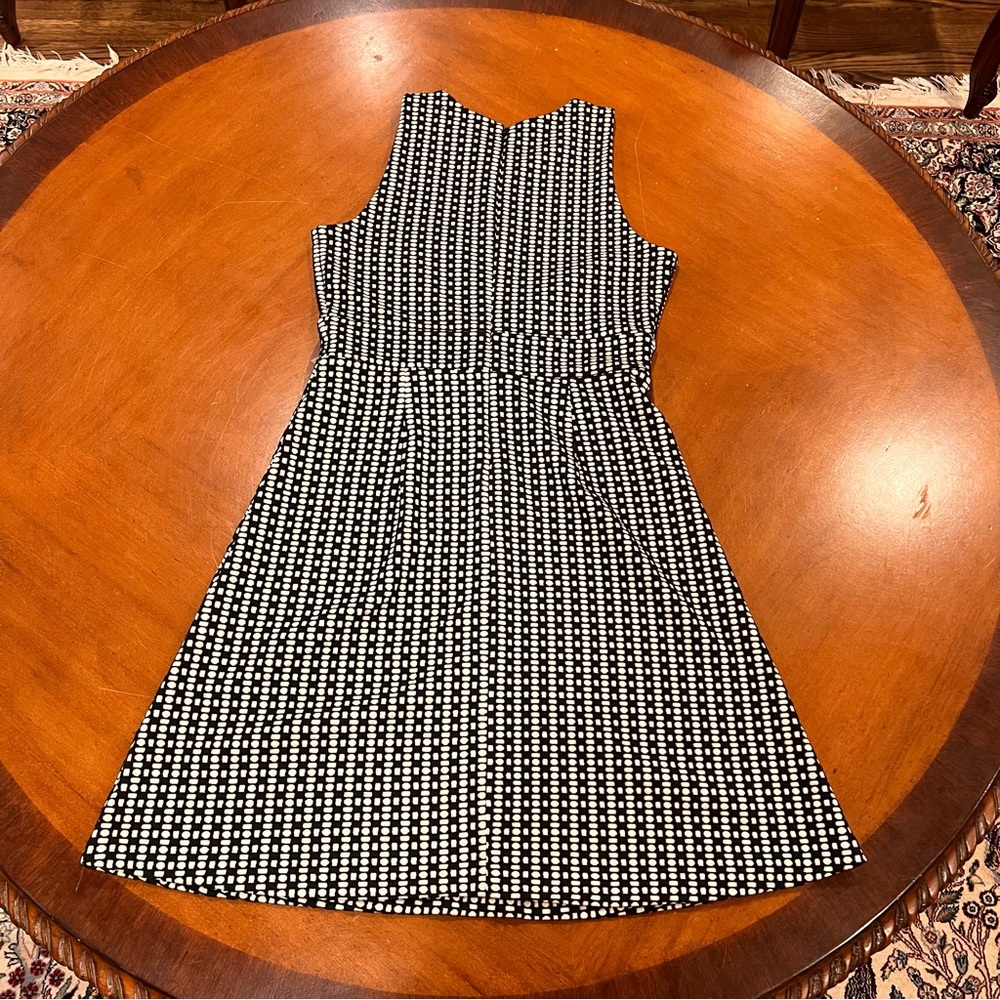 NEW $80 Ann Taylor LOFT Sleeveless Knee-Length Fit & Flare Dress Black Geo Print - Picture 3 of 16